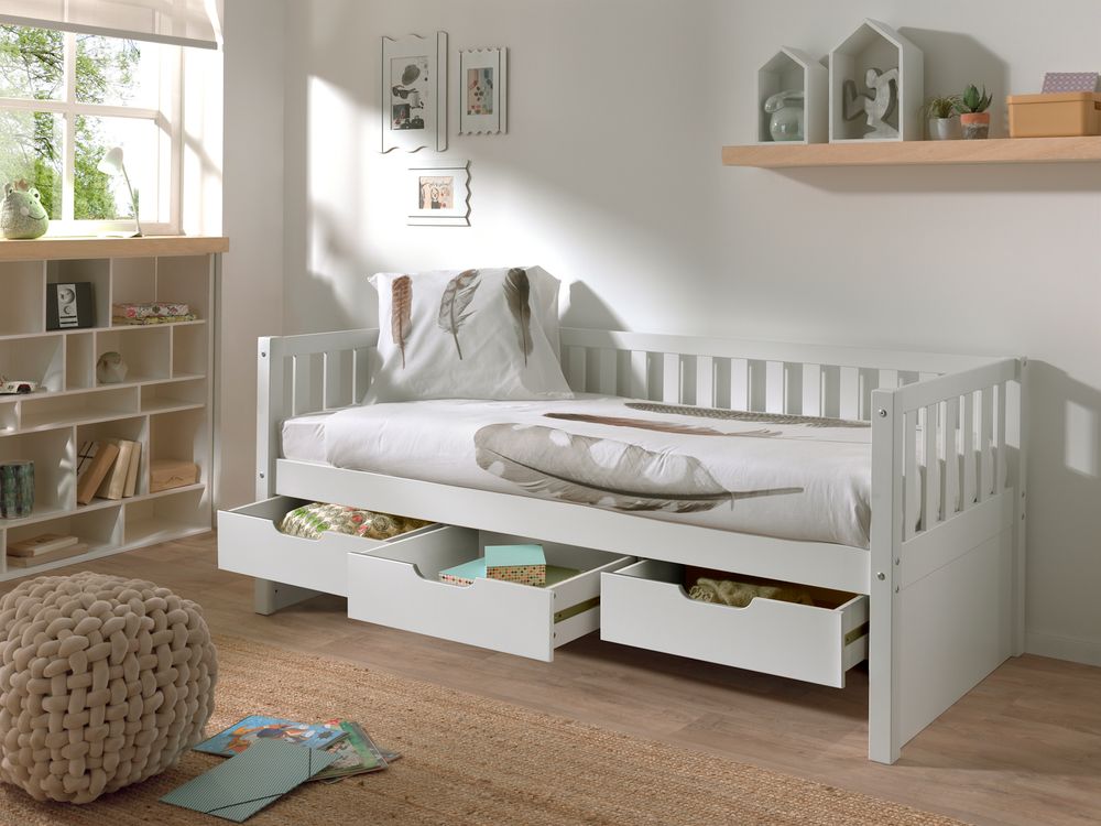 Wit kajuitbed Fritz met lattenbodem en drie opberglades, ideaal voor een compacte kinderkamer.