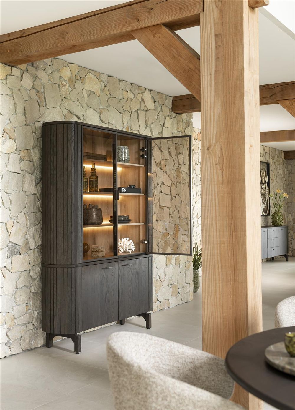 Vitrinekast RAVELLO - Donker eikenfineer/Glas HEH 54560-BAS