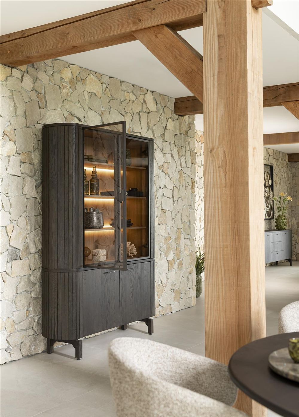 Vitrinekast RAVELLO - Donker eikenfineer/Glas HEH 54560-BAS