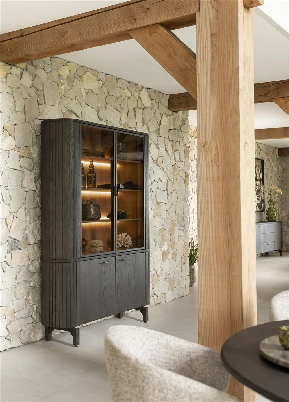 Vitrinekast RAVELLO - Donker eikenfineer/Glas HEH 54560-BAS