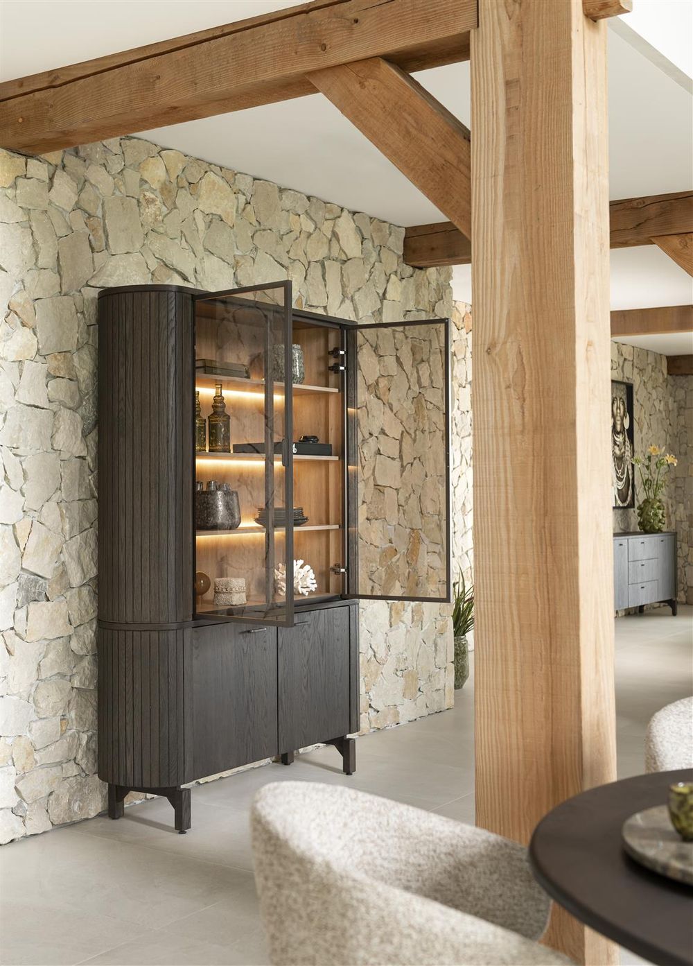 Vitrinekast RAVELLO - Donker eikenfineer/Glas HEH 54560-BAS