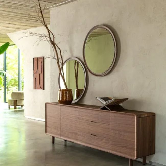 Spiegel BRIANZA, bruin walnoothout, aan muur boven walnoothouten dressoir.