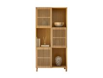 Boekenkast BEYLA van licht massief eikenhout met open en lamellen schuifdeur-vakken.
