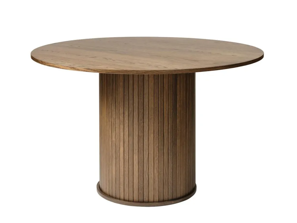 Eetkamertafel NOLA van naturel eikenhout met een rond blad en een ronde, geribbelde, cilindrische voet.