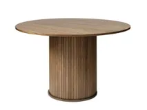 Eetkamertafel NOLA van naturel eikenhout met een rond blad en een ronde, geribbelde, cilindrische voet.