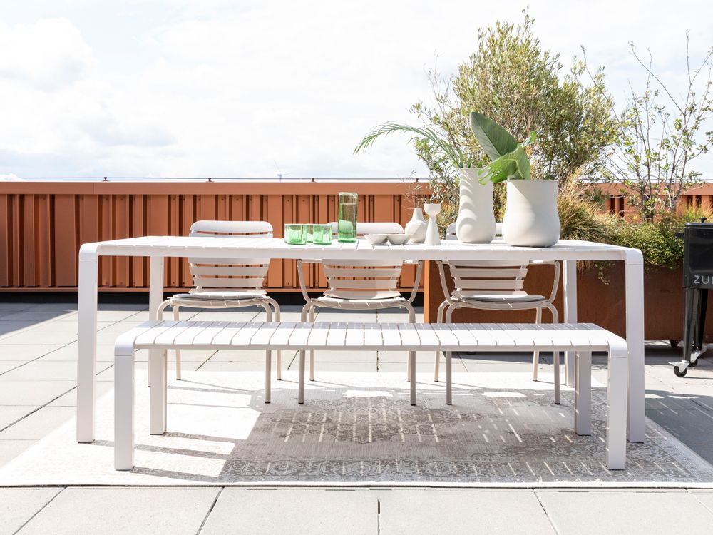 VONDEL tuinset 214 cm in Clay-kleurig aluminium met tafel, 2 stoelen en een bank.