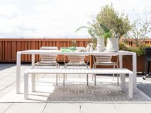 VONDEL tuinset 214 cm in Clay-kleurig aluminium met tafel, 2 stoelen en een bank.