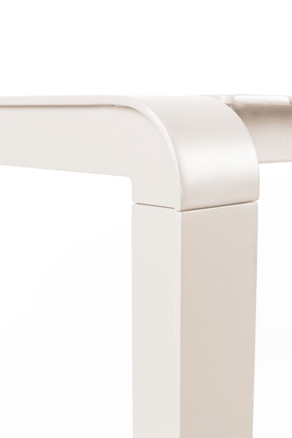 Detail van een hoek van een tuintafelpoot Vondel 214 cm, gemaakt van beige aluminium.