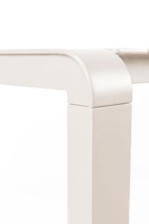 Detail van een hoek van een tuintafelpoot Vondel 214 cm, gemaakt van beige aluminium.