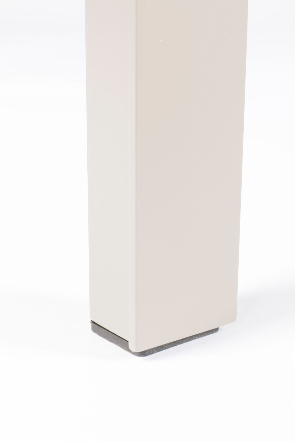 Detail van een hoekige, beige poot van een tuintafel, met donkere dop.