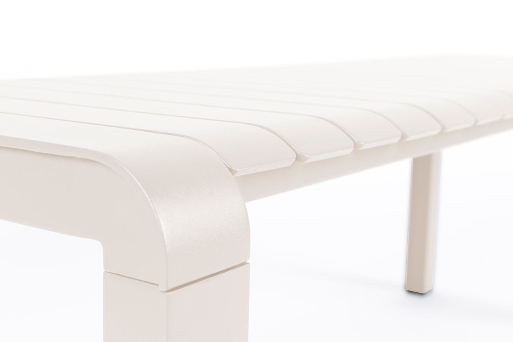 Detail Vondel tuinset van aluminium in de kleur Clay, met latten op het tafelblad en een gebogen onderstel.