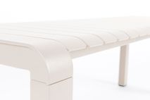 Detail Vondel tuinset van aluminium in de kleur Clay, met latten op het tafelblad en een gebogen onderstel.
