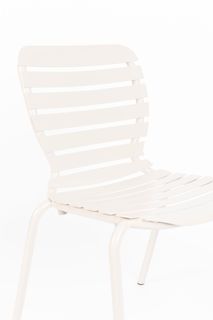 Tuinstoel in crèmekleurig metaal met een horizontale lamellenrugleuning en -zitting.