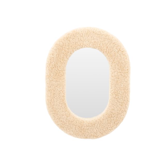 Ovale spiegel met beige teddy frame, op een witte achtergrond.