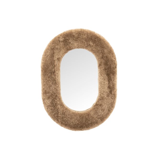 Ovale spiegel met een beige lamswollen rand.