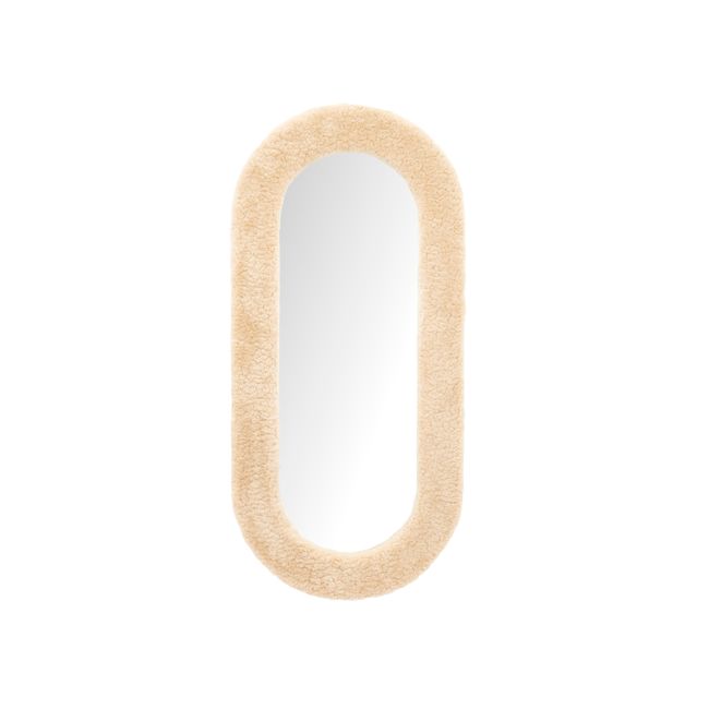 Ovale beige spiegel met fluffy teddy stof om de lijst.