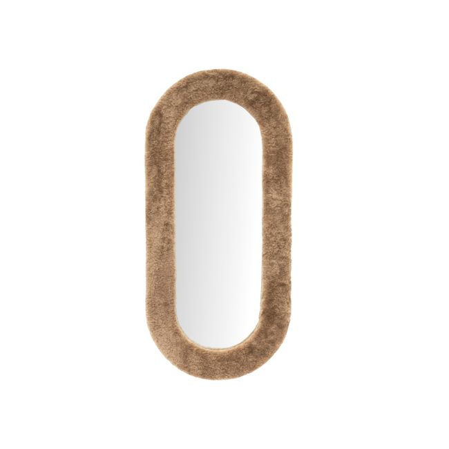 Ovale spiegel met beige, pluizige, stoffen rand, verticale oriëntatie.