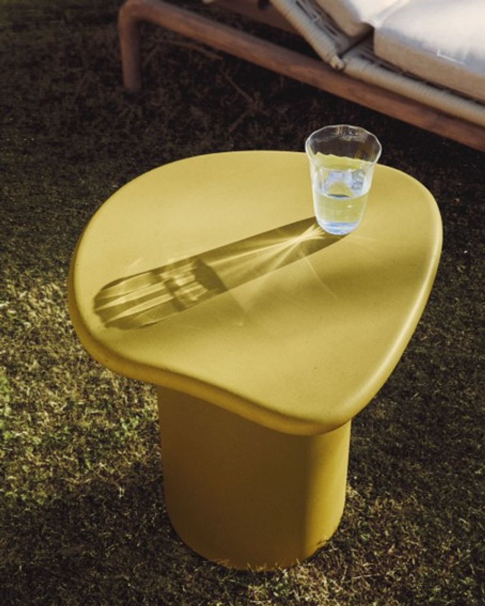 Bijzettafel MACARELLA - Mosterdgeel cement KAV J0300048PR31