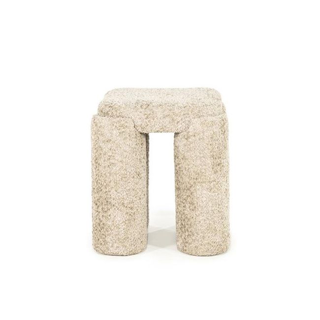Beige marmeren sculptuur als lage U-vormige bijzettafel of kruk.