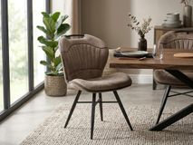 Eetkamerstoel SPLASH - Luxor Cognac met bruin microvezel bekleding en zwarte poten.