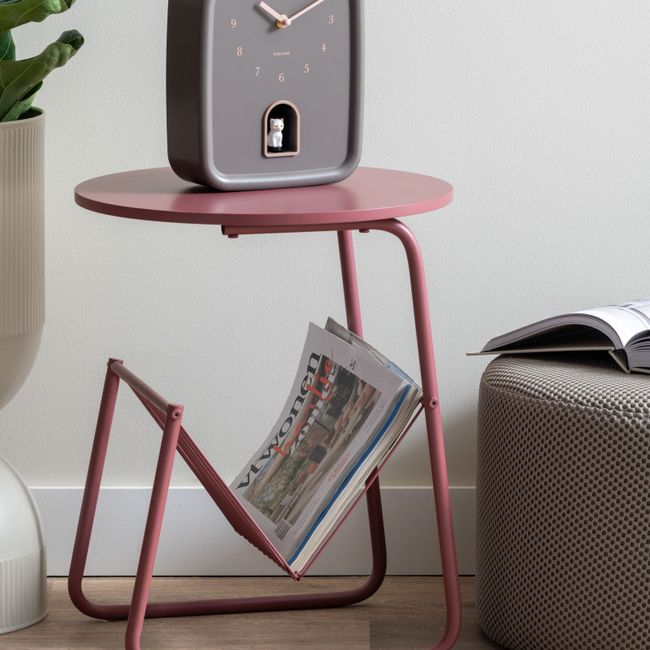 Grijze kunststof koekoeksklok met katje en roze metalen bijzettafel/magazijnrek.