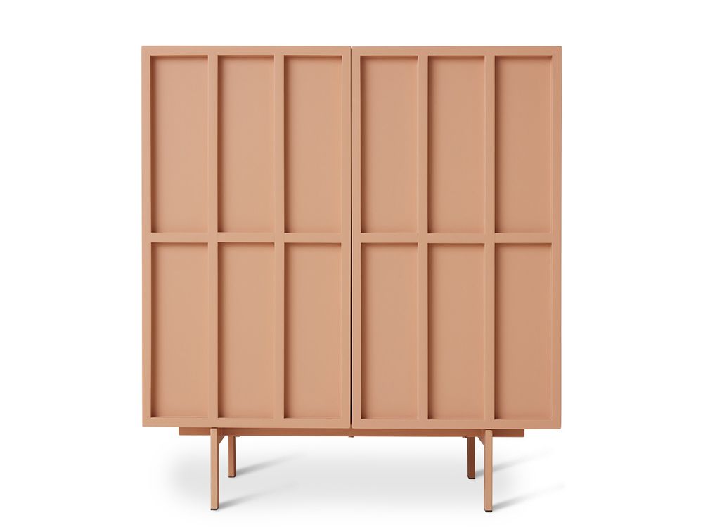 Roze metalen wandkast 'Blush' met twee deuren en een geometrisch patroon op de voorkant.