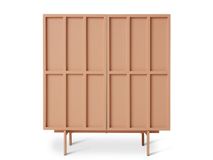 Roze metalen wandkast 'Blush' met twee deuren en een geometrisch patroon op de voorkant.