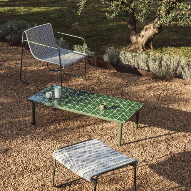 Salontafel MAURINA - Groen metalen frame en glazen blad met geometrisch patroon.