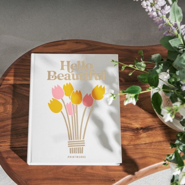 Wit linnen fotoalbum 'Hello Beautiful' met opdruk van gele en roze tulpen.