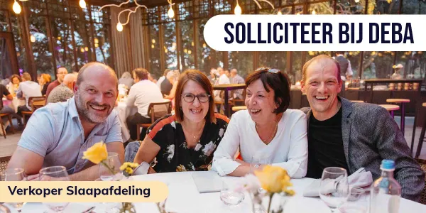Lachende mensen aan een tafel met een wit tafelkleed en gele bloemen, tekst "SOLLICITEER BIJ DEBA"