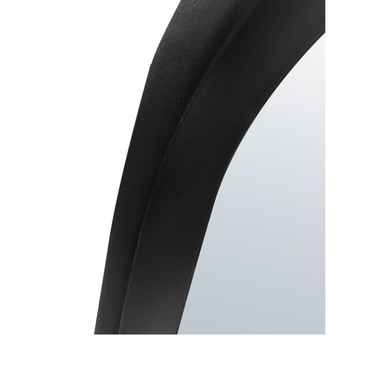 Spiegel EGG SLOPE Zwart met een frame van ruw staal en spiegelglas.