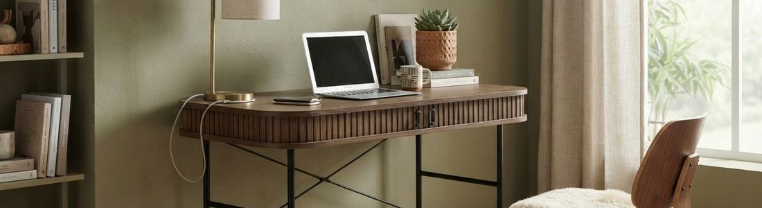 bureau van licht eikenhout met zwarte metalen poten in een mooie ruimte