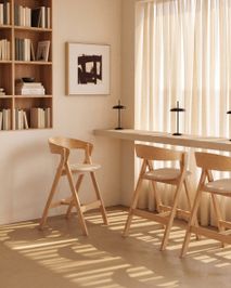 Barstoel GODIA - Walnoot eikenfineer / Beige stof KAV C00506MR12