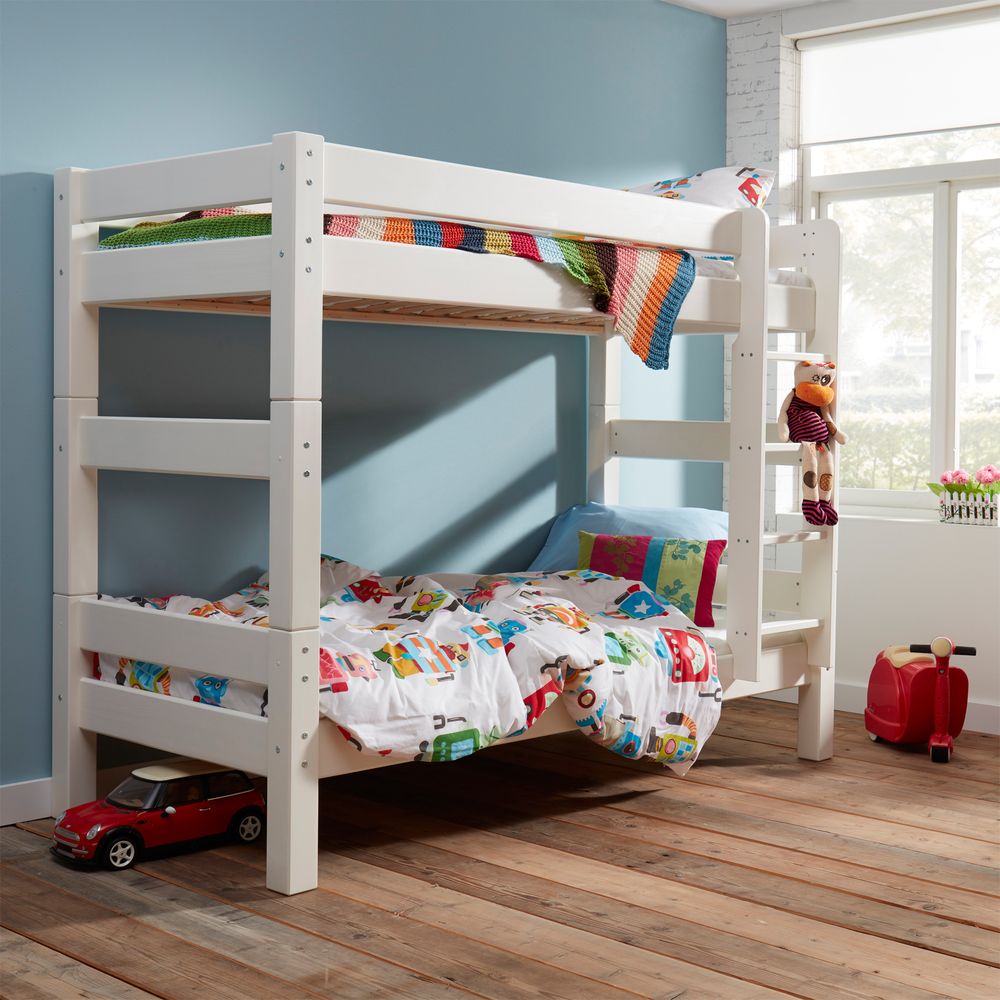 Wit houten stapelbed TOBY met ladder en kinderbeddengoed.