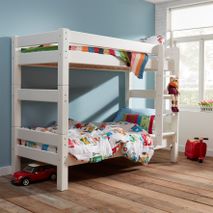 Wit houten stapelbed TOBY met ladder en kinderbeddengoed.