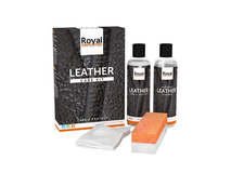 Zwart Royal lederreinigingskit, bestaande uit een fles Care & Protect, een fles Natural Leather Cleaner, een reinigingsspons en een doek.