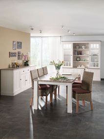Vitrinekast YORK, van lariks- en crystal oak beige hout, met glazen deuren en planken.
