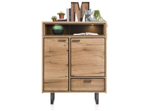 Houten highboard (DENMARK) in Railway Brown eikenuitvoering met twee deuren en een lade.