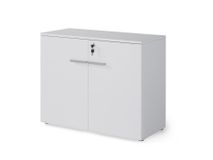 Lage witte metalen kast met twee deuren, slot en twee zilveren grepen.
