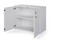 Lage witte melamine kast met twee deuren en twee verstelbare planken, rechter deur op slot.