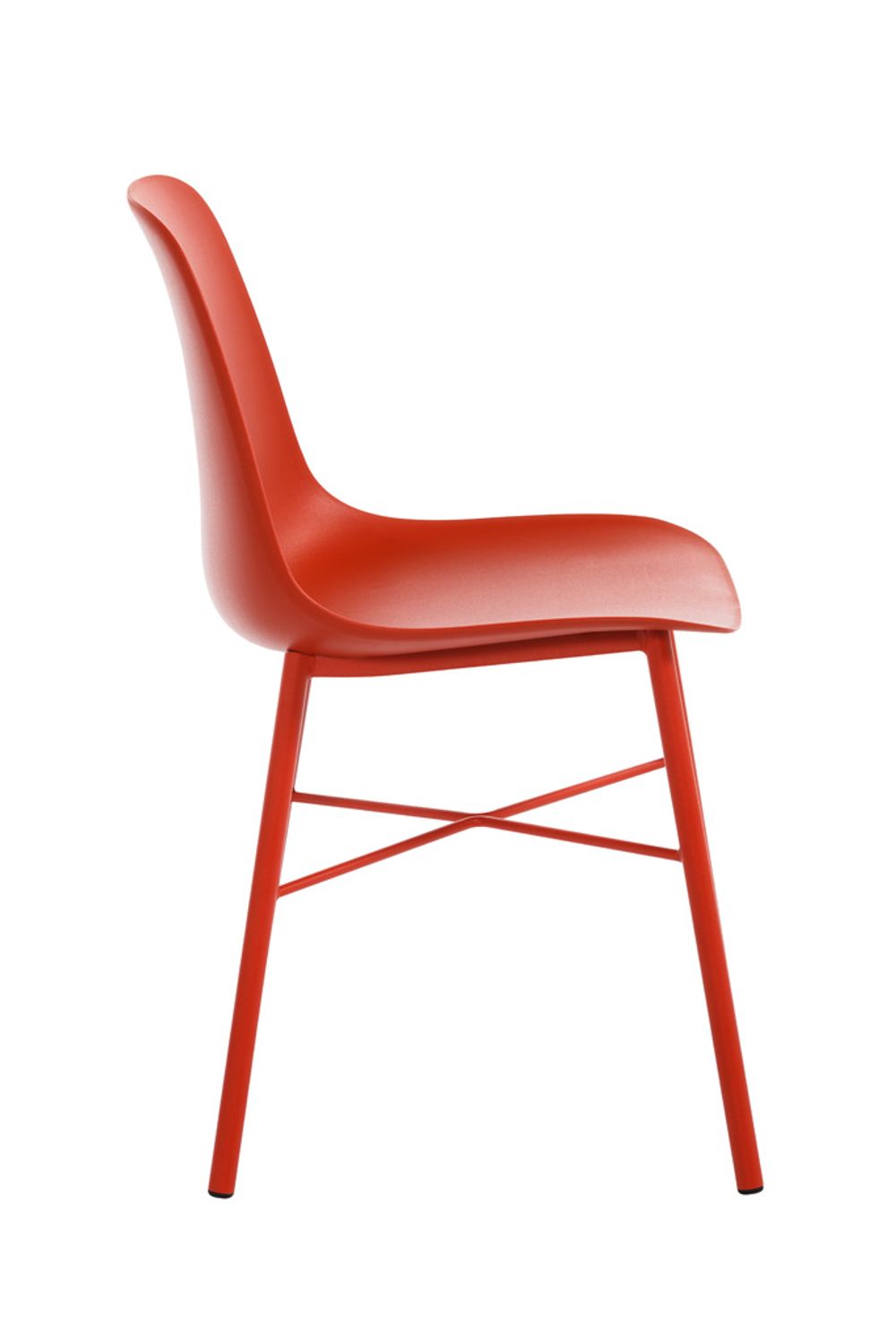 CLOE kuipstoel van rood kunststof met metalen poten.