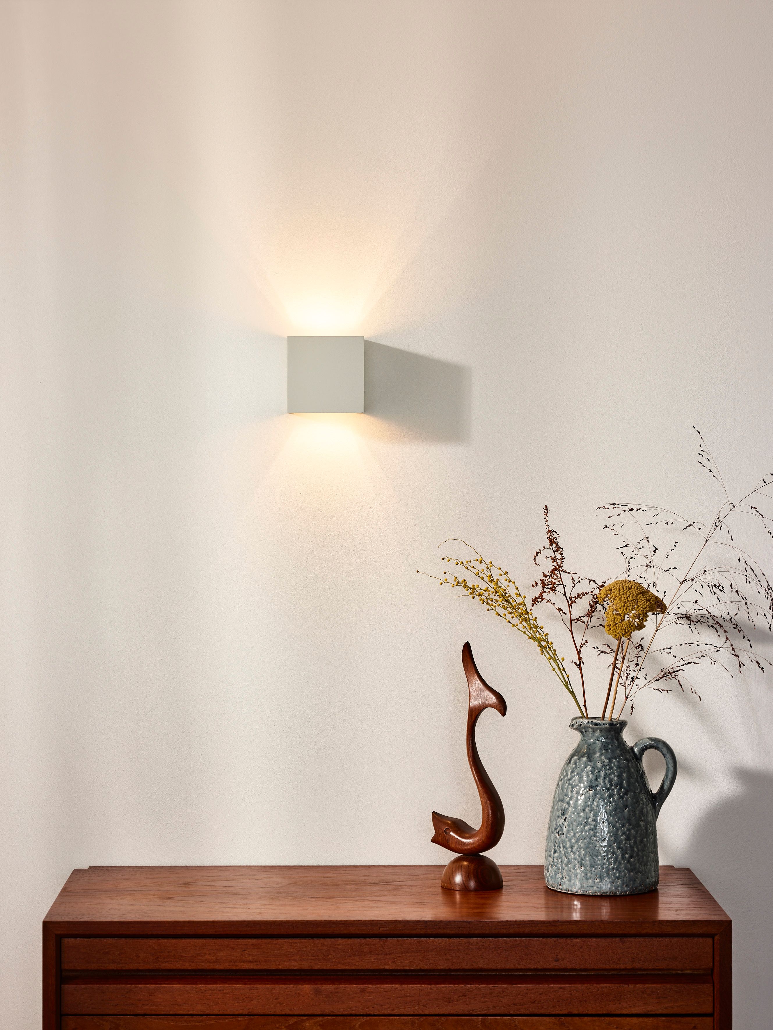 Wandlamp XIO van grijs aluminium, viereinig met licht naar boven en beneden.