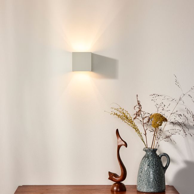 Wandlamp XIO van grijs aluminium, viereinig met licht naar boven en beneden.