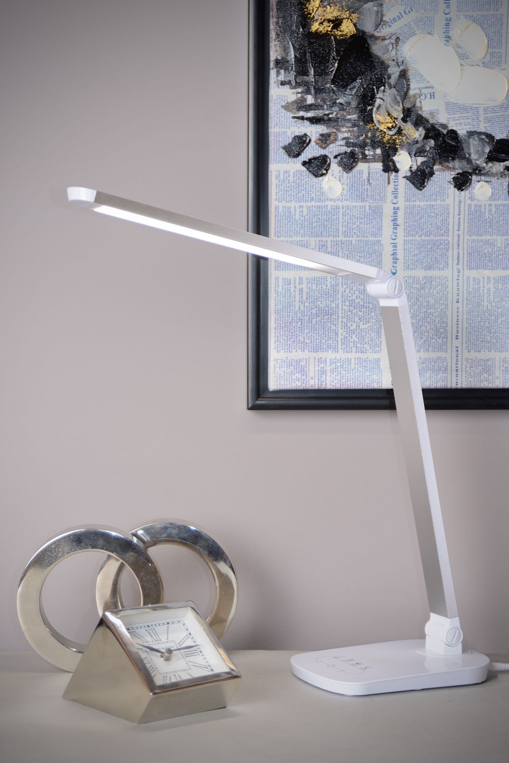 Witte, verstelbare, aluminium LED-bureaulamp met lange, lichtgevende arm.