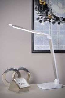 Witte, verstelbare, aluminium LED-bureaulamp met lange, lichtgevende arm.