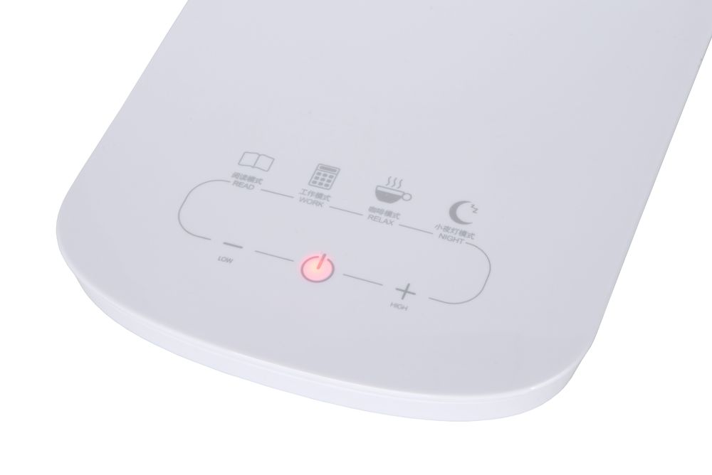 Witte kunststof LED-bureaulamp met aanraakbediening voor helderheid en modi.