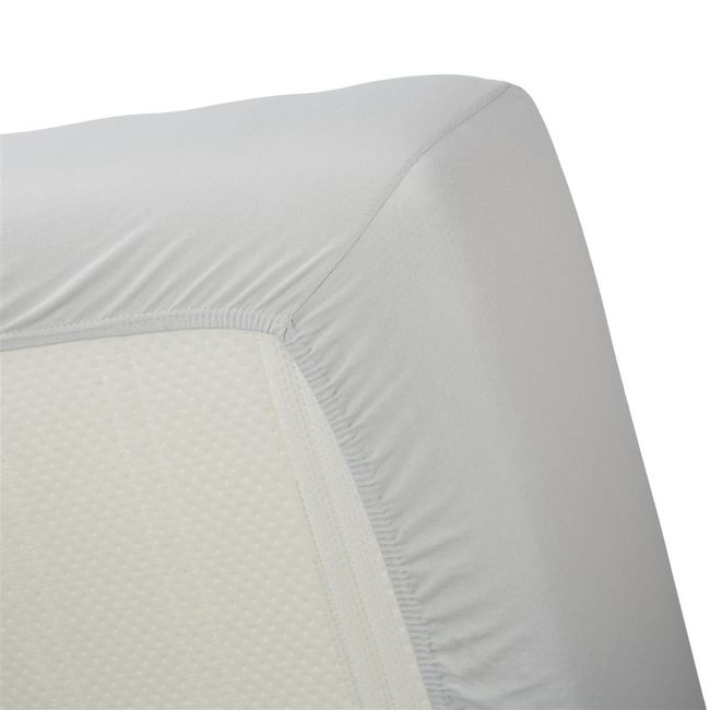 Wit jersey hoeslaken toont strakke pasvorm om matras, gemaakt van 100% katoen.