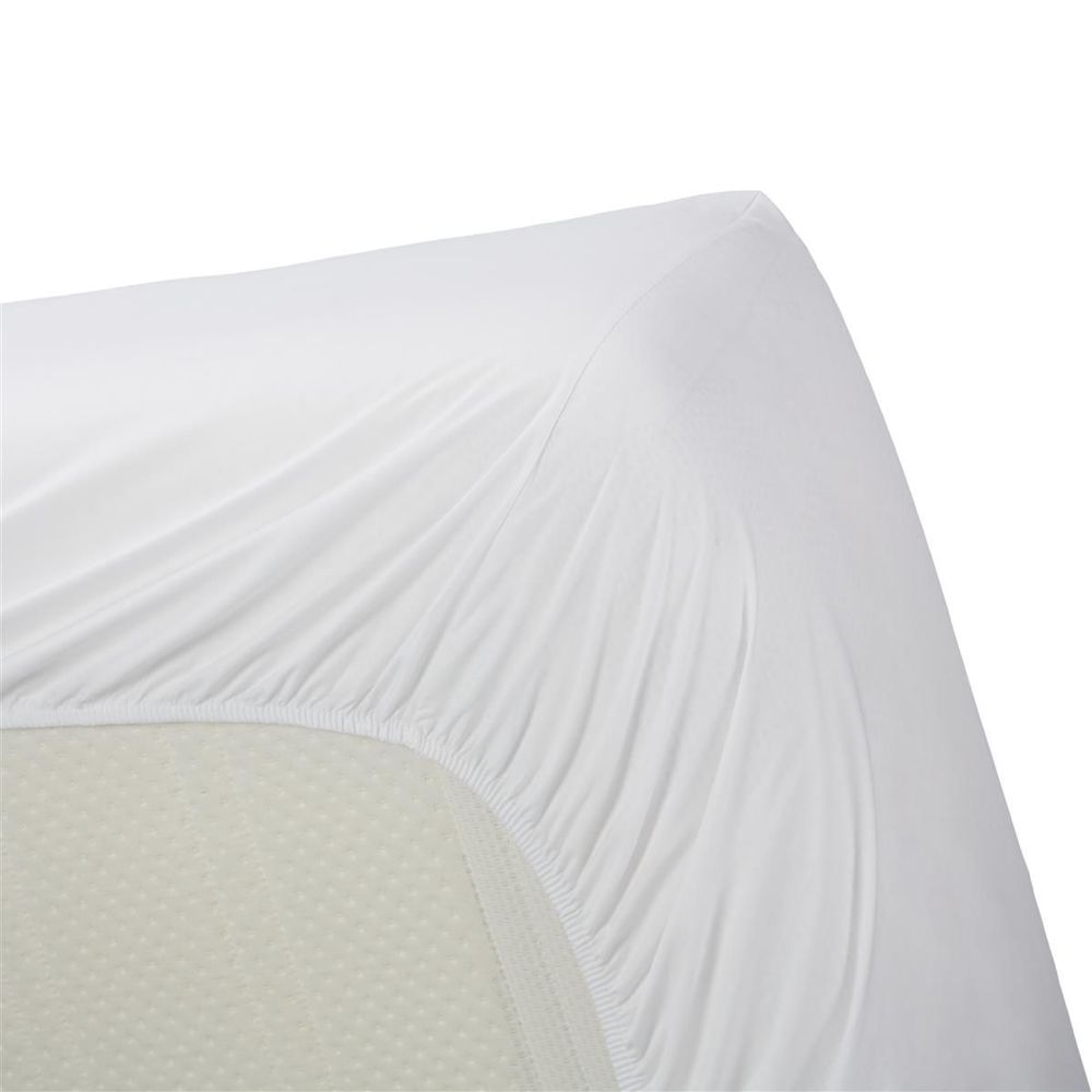 Zandkleurig hoeslaken van percaal katoen, gestoffeerd op een matras.
