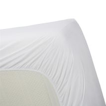 Zandkleurig hoeslaken van percaal katoen, gestoffeerd op een matras.