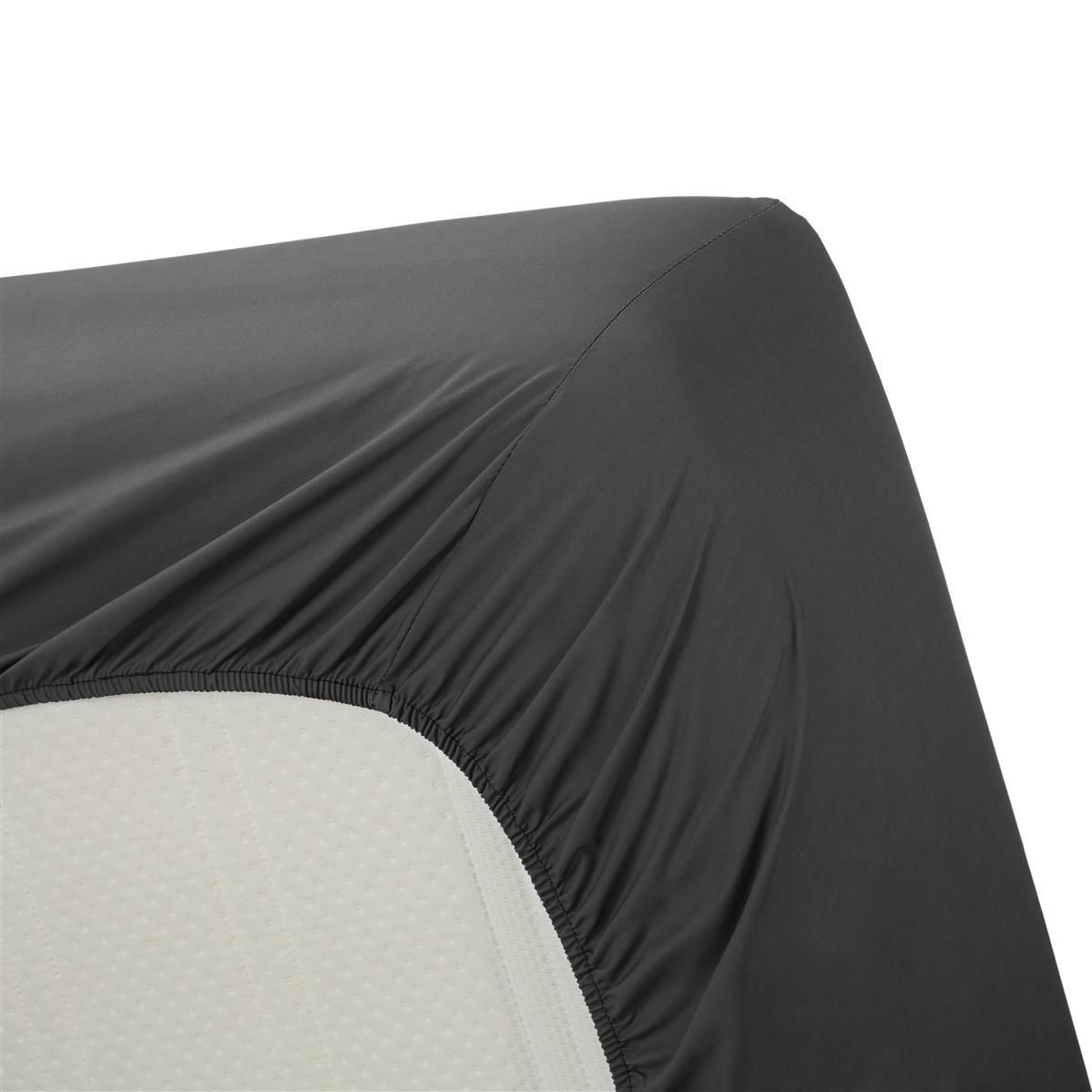 Percale hoeslaken in de kleur zand, detail van het elastische deel dat om een matras past.